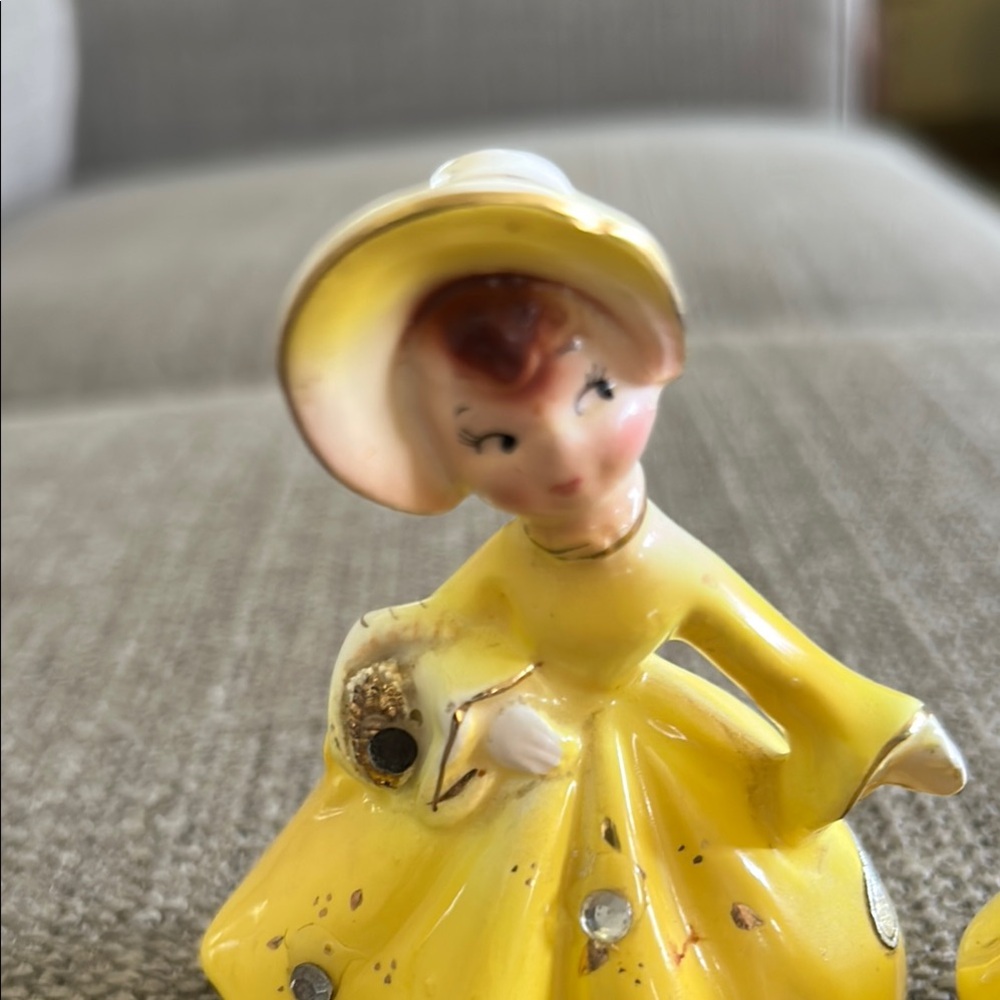 Charming Yellow Ceramic Figurines salt and pepper shakers. Vintage. Golden girls - Picture 3 of 8